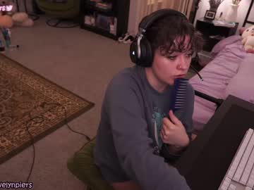 girl
        evelynpiers cam image #866197