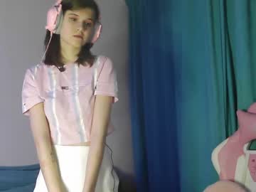girl
        white_lucy cam image #2277074