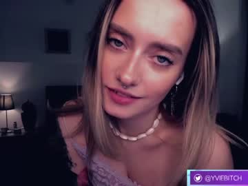 girl
        _yvie_ cam image #1716353