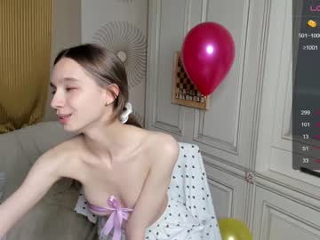 girl
        happiness_call cam image #1746702