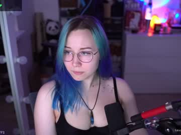 girl
        blue_mooncat cam image #1305940