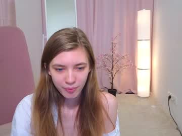 girl
        ellaxsunrise cam image #549678