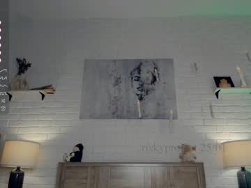 girl
        riskyproject cam image #2245307