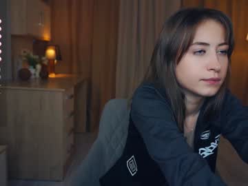 girl
        dieraalkins cam image #3280338