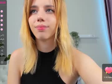 girl
        creamy_raspberry cam image #1455330