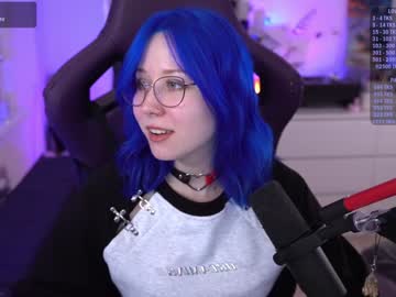 girl
        blue_mooncat cam image #3407647