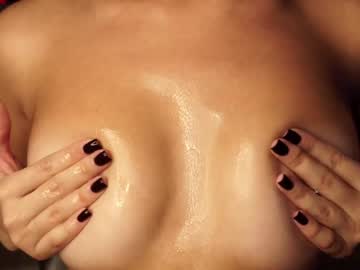 girl
        emilybatee cam image #4039053