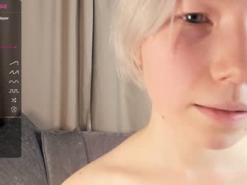 girl
        silvergloss cam image #1836552