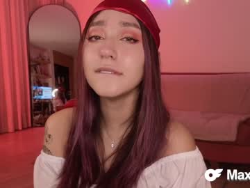 girl
        maxine_8 cam image #1814095