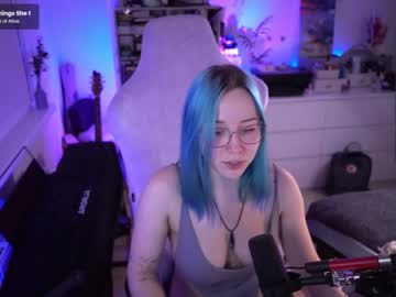 girl
        blue_mooncat cam image #2804142