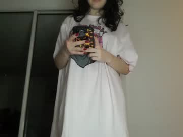girl
        frenchava cam image #2459232
