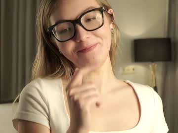 girl
        gillianelletson cam image #3771470