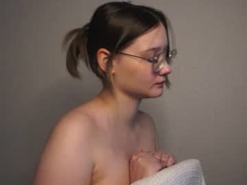 girl
        moon_milking cam image #1945424