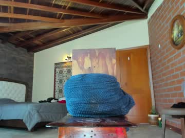 girl
        little_izzi cam image #3335770