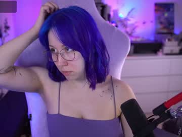 girl
        blue_mooncat cam image #2908974