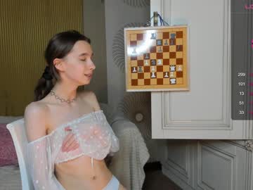 girl
        happiness_call cam image #1698284