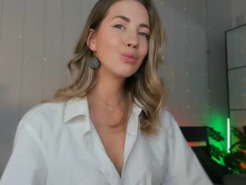 girl
        emmi_rosee cam image #1931438