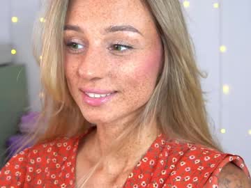 girl
        artease cam image #2883077