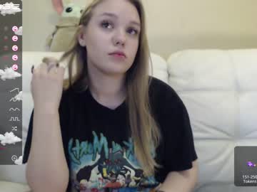 girl
        sofa_bunny cam image #550969