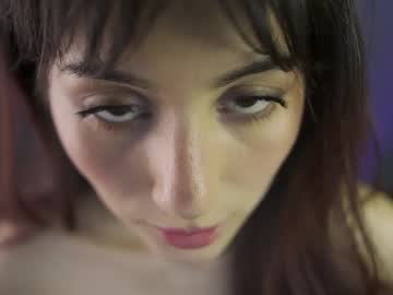 girl
        greeny_mat cam image #4469987