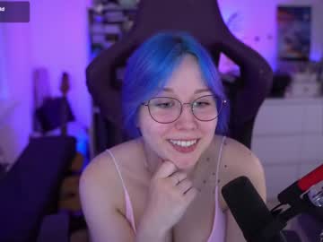girl
        blue_mooncat cam image #3005031