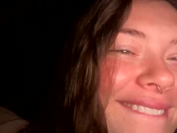 girl
        emersoncane cam image #1338159