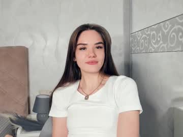 girl
        jinny_garland cam image #3740697