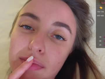 girl
        look_at_show cam image #1640190