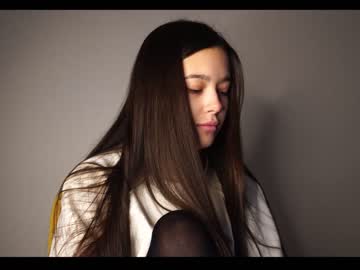 girl
        emilybatee cam image #2036440