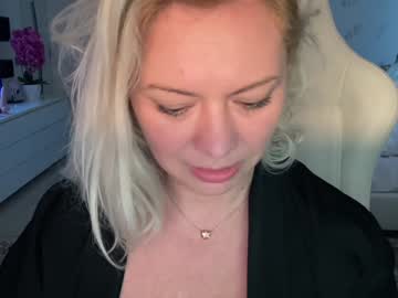 girl
        kiradivine cam image #4344561
