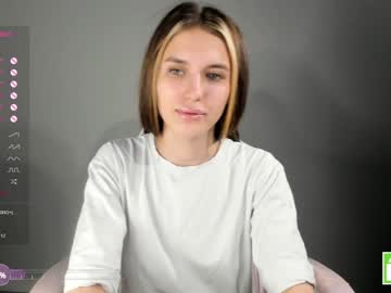 girl
        brittcubitt cam image #2638360