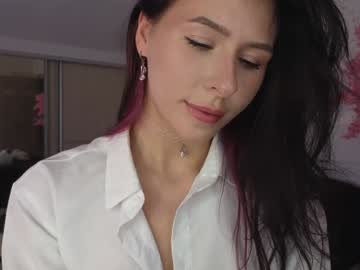 girl
        yononeey cam image #2952100