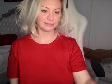 girl
        kiradivine cam image #4373028