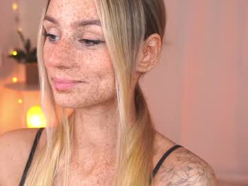 girl
        artease cam image #2050364