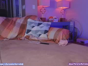 girl
        chroniclove cam image #1795633