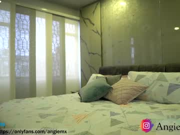 girl
        nina_mon cam image #1266354