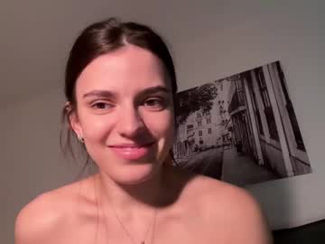 girl
        suzyjames cam image #4381323