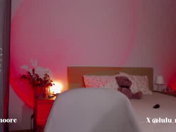 girl
        lumoore cam image #2745830
