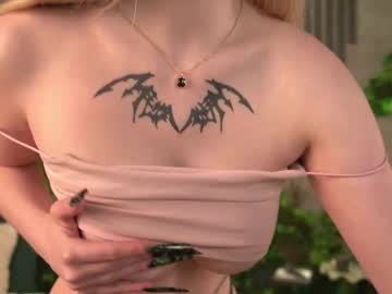 girl
        ella_knockers_xl cam image #4383360