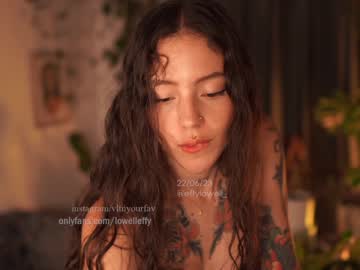 girl
        effylowell_ cam image #1206059