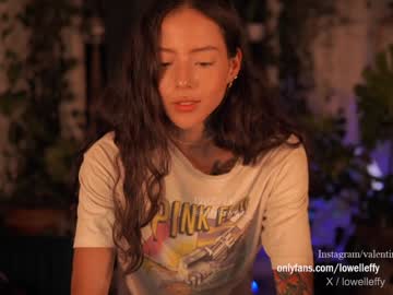 girl
        effylowell_ cam image #3202619