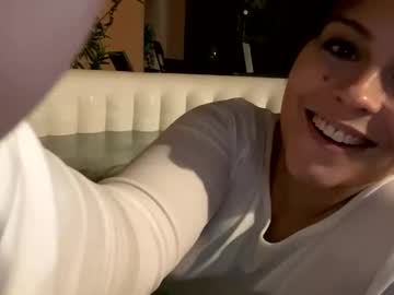 girl
        ailelea cam image #3393553