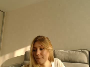 girl
        lily_life cam image #1352033
