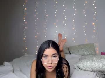 girl
        glitterglock cam image #579116
