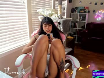 girl
        violetttflowers cam image #2822977