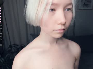 girl
        silvergloss cam image #1687620