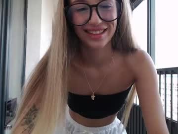 girl
        toolateforu cam image #3124039