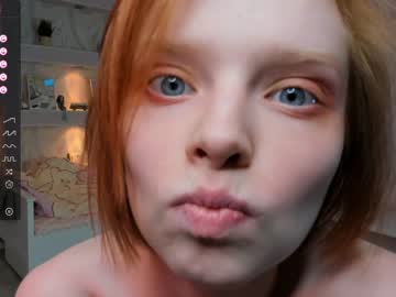 girl
        gingers_hugs cam image #2213221