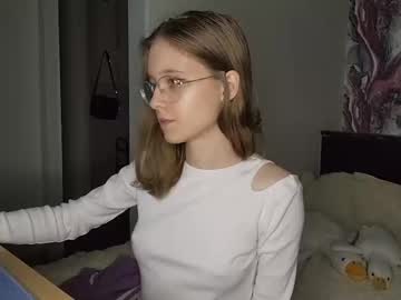 girl
        lowress cam image #4196615