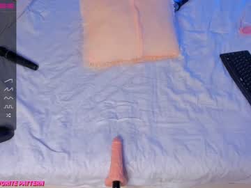 girl
        ginthebottle cam image #190734